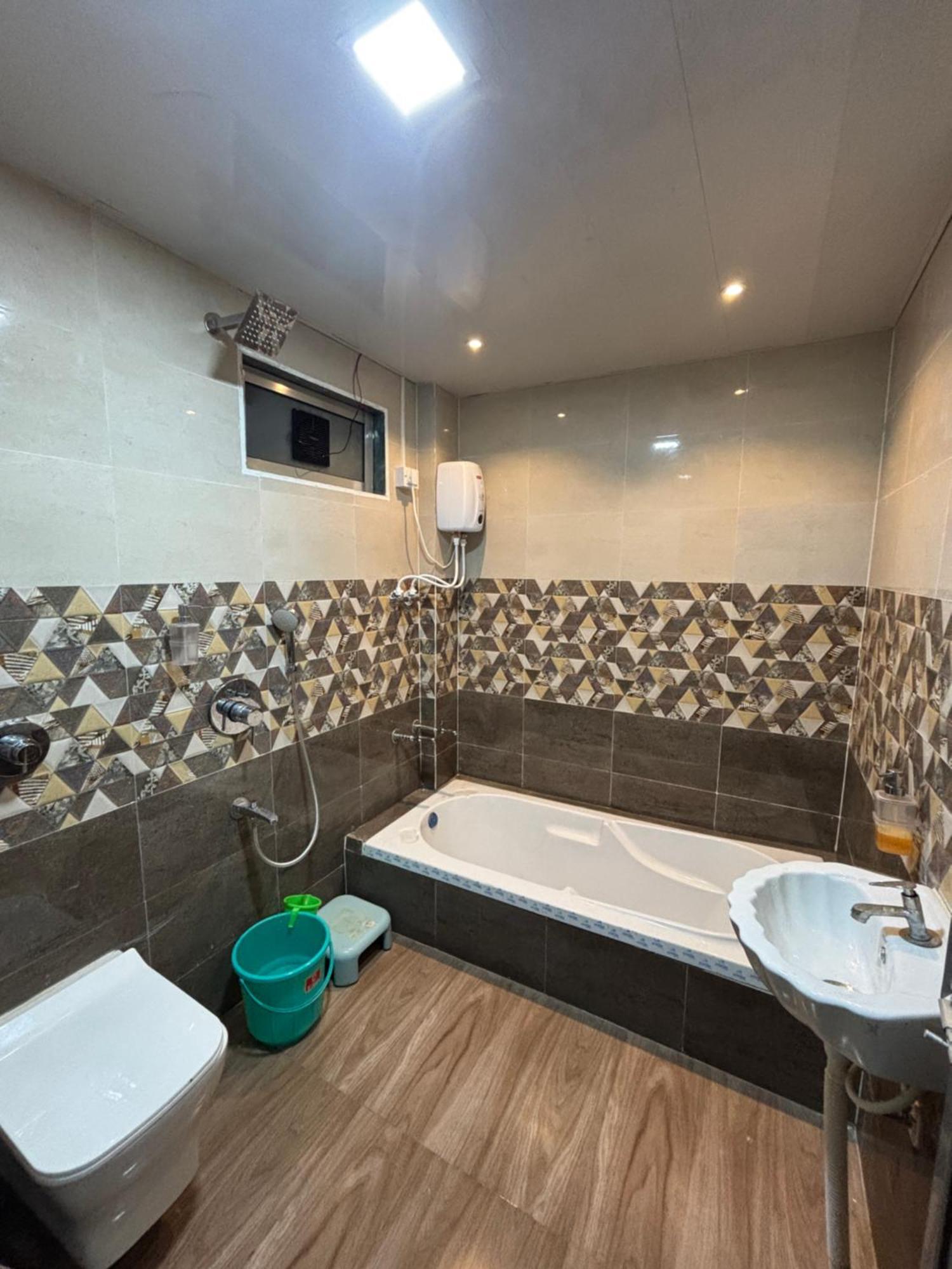 Sea Royal Rooms And Cafe Virar Ngoại thất bức ảnh