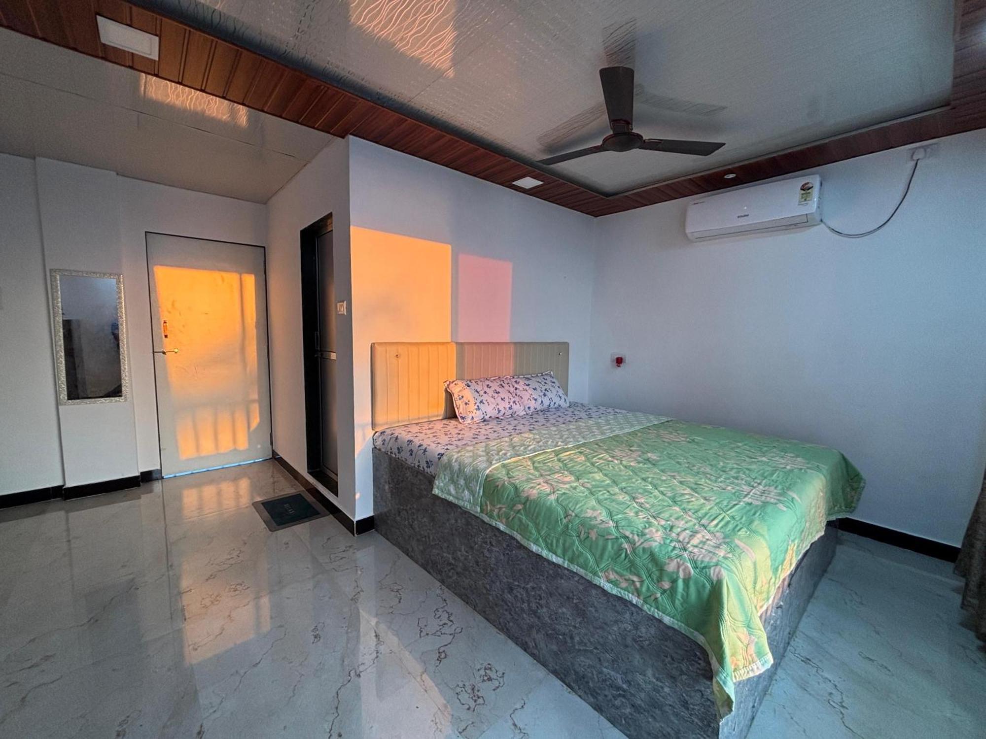 Sea Royal Rooms And Cafe Virar Ngoại thất bức ảnh