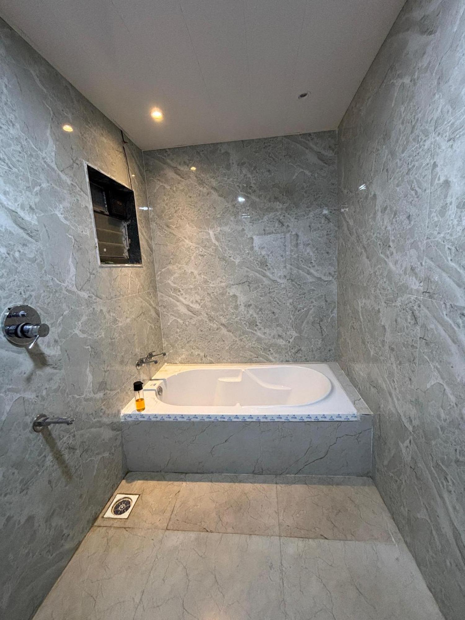 Sea Royal Rooms And Cafe Virar Ngoại thất bức ảnh